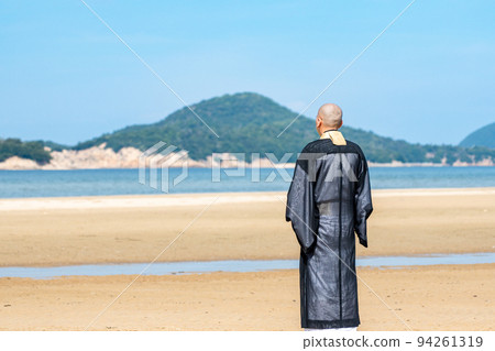 An image of ocean scattering where monks hold a memorial service in the sea 94261319