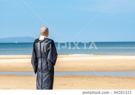 An image of ocean scattering where monks hold a memorial service in the sea 94261321