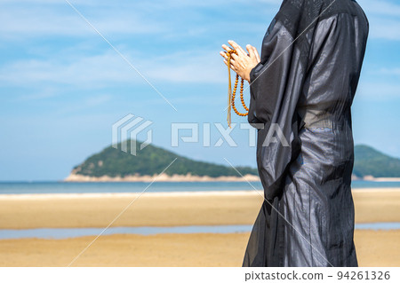 An image of ocean scattering where monks hold a memorial service in the sea 94261326