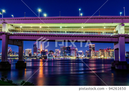 [Urban scenery of Tokyo] Night view of Rainbow Bridge 94261650