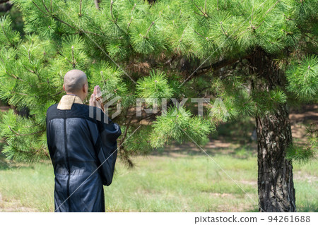 僧人舉行的樹葬圖 94261688