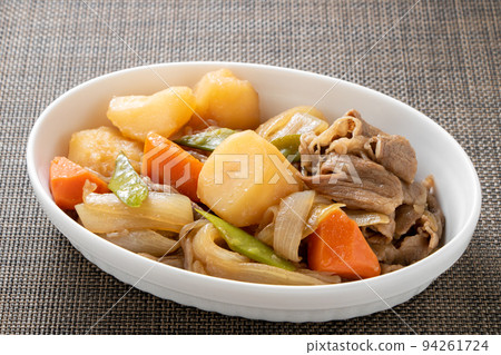 經典的日本家常菜“肉馬鈴薯”。 經典的日本家常菜“肉馬鈴薯”。 94261724