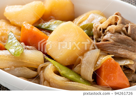 經典的日本家常菜“肉馬鈴薯”。 經典的日本家常菜“肉馬鈴薯”。 94261726