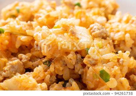 泡菜炒飯上來。 94261738