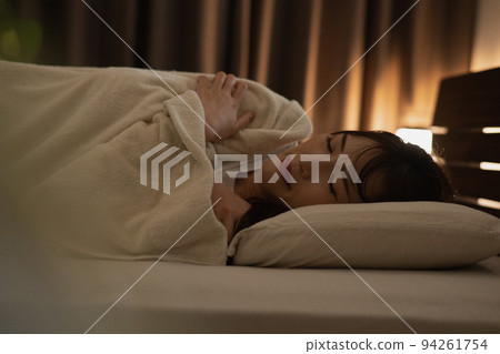 一個因寒冷，寒冷，發冷而無法入睡的女人 94261754