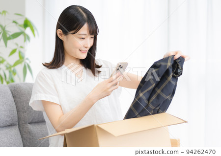 Young women (lifestyle, internet flea market 94262470