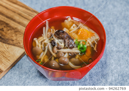 大量的蘑菇湯 94262769