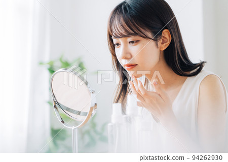 檢查你的皮膚的女人 94262930