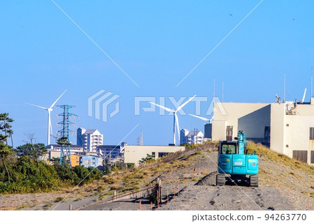 帶挖掘機的空地城市發展景觀 帶挖掘機的空地城市發展景觀 94263770