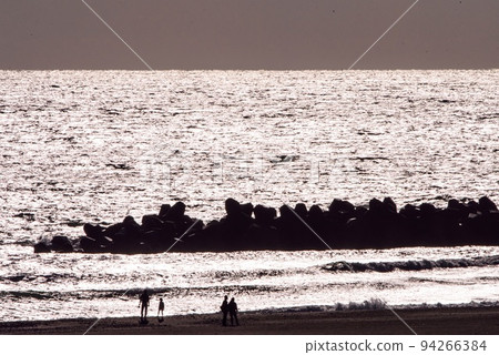 人們在沙灘上散步 94266384