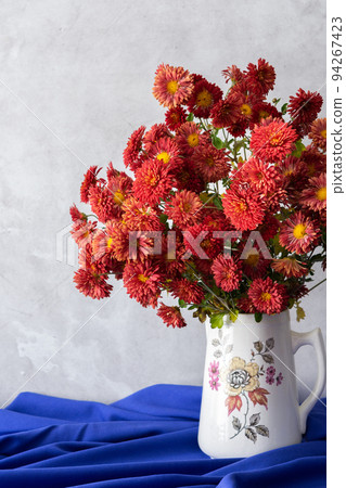 Chrysonhemum flowers in a vase on the table 94267423
