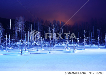 winter scenery of blue lake 94268280
