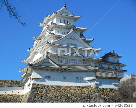 The pure white Himeji Castle right after the 2015 "Great Heisei Repair" 94268528