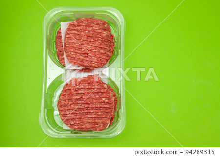 fresh raw minced meat in plastic box 94269315