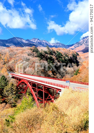 東澤溪谷和八岳的紅葉 東澤溪谷和八岳的紅葉 94270017