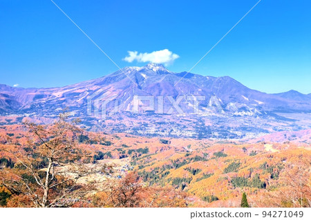 Lake Nojiri and the five peaks of Hokushin seen from Mt. Madarao 94271049