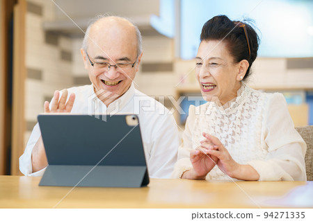 享受網上交流的資深夫婦 94271335