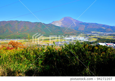 近江縣橫山城的大院和景觀,俯瞰小谷城和伊吹山 近江縣橫山城的大院和景觀,俯瞰小谷城和伊吹山 94272207