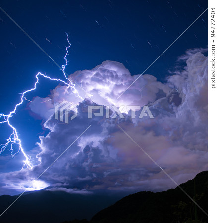 Blue sky, white clouds, lightning and thunder. Blue sky, white clouds, lightning and thunder. 94272403