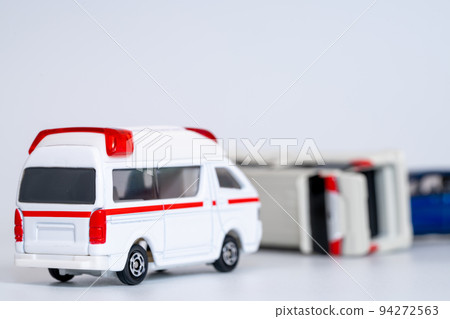 微型汽車救護車到達交通事故現場 微型汽車救護車到達交通事故現場 94272563