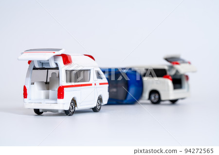 微型汽車救護車到達交通事故現場 微型汽車救護車到達交通事故現場 94272565
