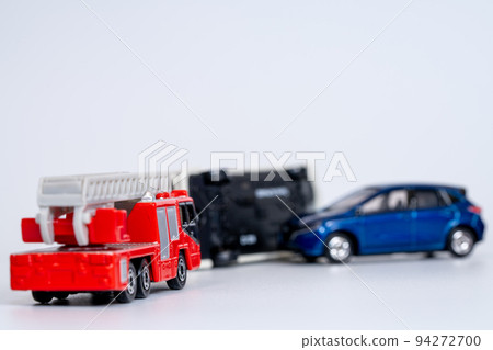 微型汽車消防車到達交通事故現場 微型汽車消防車到達交通事故現場 94272700
