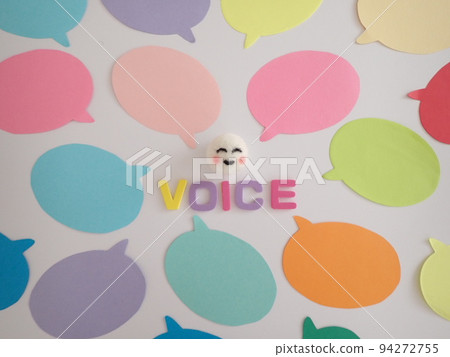 被許多氣泡包圍的微笑和語音詞，每個人的聲音的形象 94272755