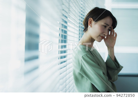 女人擔心頭痛 94272850