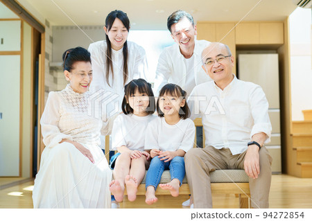 三代家庭在我家玩得開心 94272854