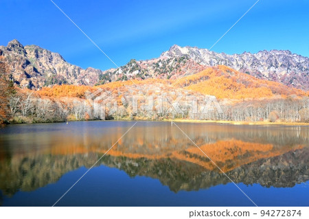 Autumn leaves of the mirror pond 94272874