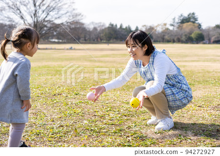 幼兒園和幼兒園老師在公園草坪廣場玩耍 94272927