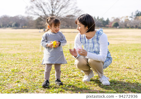 幼兒園和幼兒園老師在公園草坪廣場玩耍 94272936