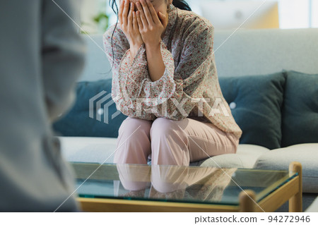 A woman who consults her troubles with her boss and cries 94272946