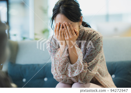 A woman who consults her troubles with her boss and cries A woman who consults her troubles with her boss and cries 94272947