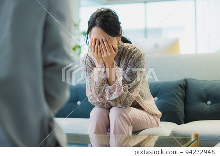 A woman who consults her troubles with her boss and cries 94272948