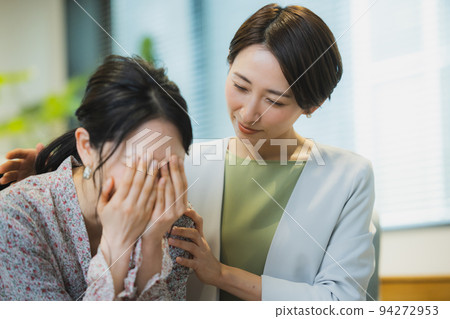 A woman who consults her troubles with her boss and cries 94272953