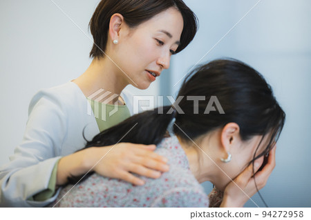 A woman who consults her troubles with her boss and cries 94272958