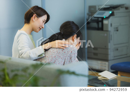 A woman who consults her troubles with her boss and cries 94272959