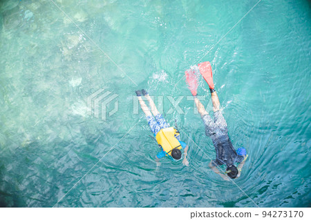 A picture of a parent and child swimming on the beach of Imgya Marine Garden, a remote island in Miyakojima, Okinawa Prefecture 94273170