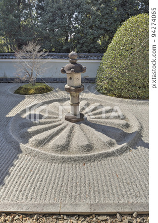 雲龍院靈明殿前的枯山水 雲龍院靈明殿前的枯山水 94274065