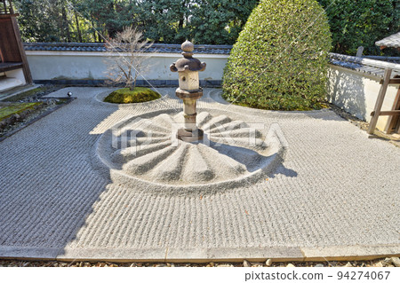 雲龍院靈明殿前的枯山水 雲龍院靈明殿前的枯山水 94274067