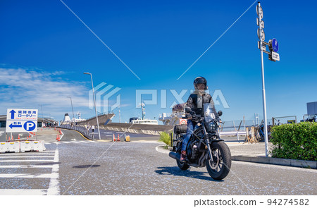 一位騎著巡洋艦自行車遊覽橫濱的女騎手 94274582