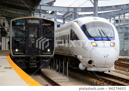 817系和885系特快列車在長崎站(JR九州)排隊 817系和885系特快列車在長崎站(JR九州)排隊 94274603