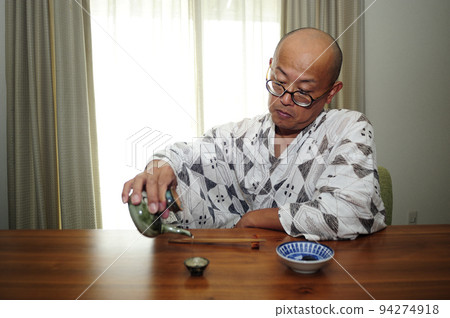 享受酒精的浴衣中年人 享受酒精的浴衣中年人 94274918