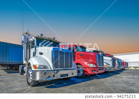 [Logistics] Semi-trailers lined up at warehouse berths 94275213