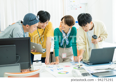 服裝員工根據材料開會 94275291