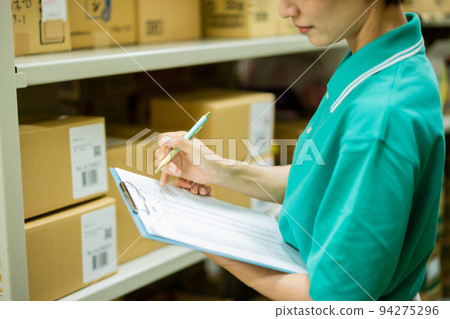 管理庫存的年輕女性 94275296