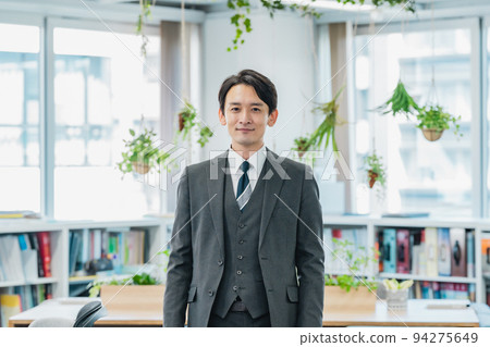 站在辦公室的商務人士 94275649