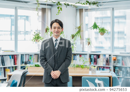 站在辦公室的商務人士 站在辦公室的商務人士 94275653