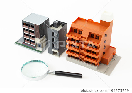 住宅模型和放大鏡 住宅模型和放大鏡 94275729